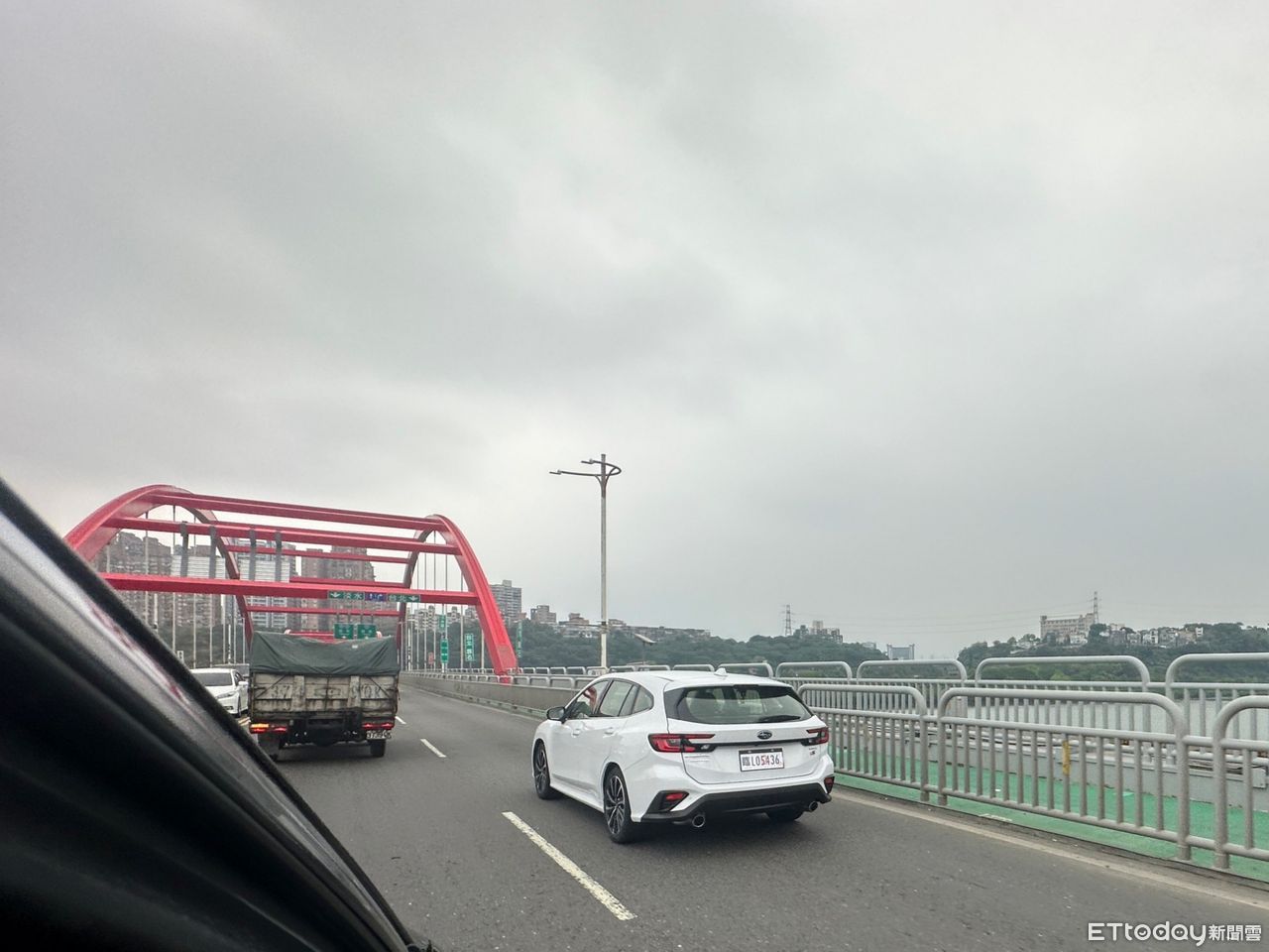 ▲網友車迷在新北關渡大橋當場捕獲新一代WRX Wagon旅行車。（圖／民眾提供，以下同）