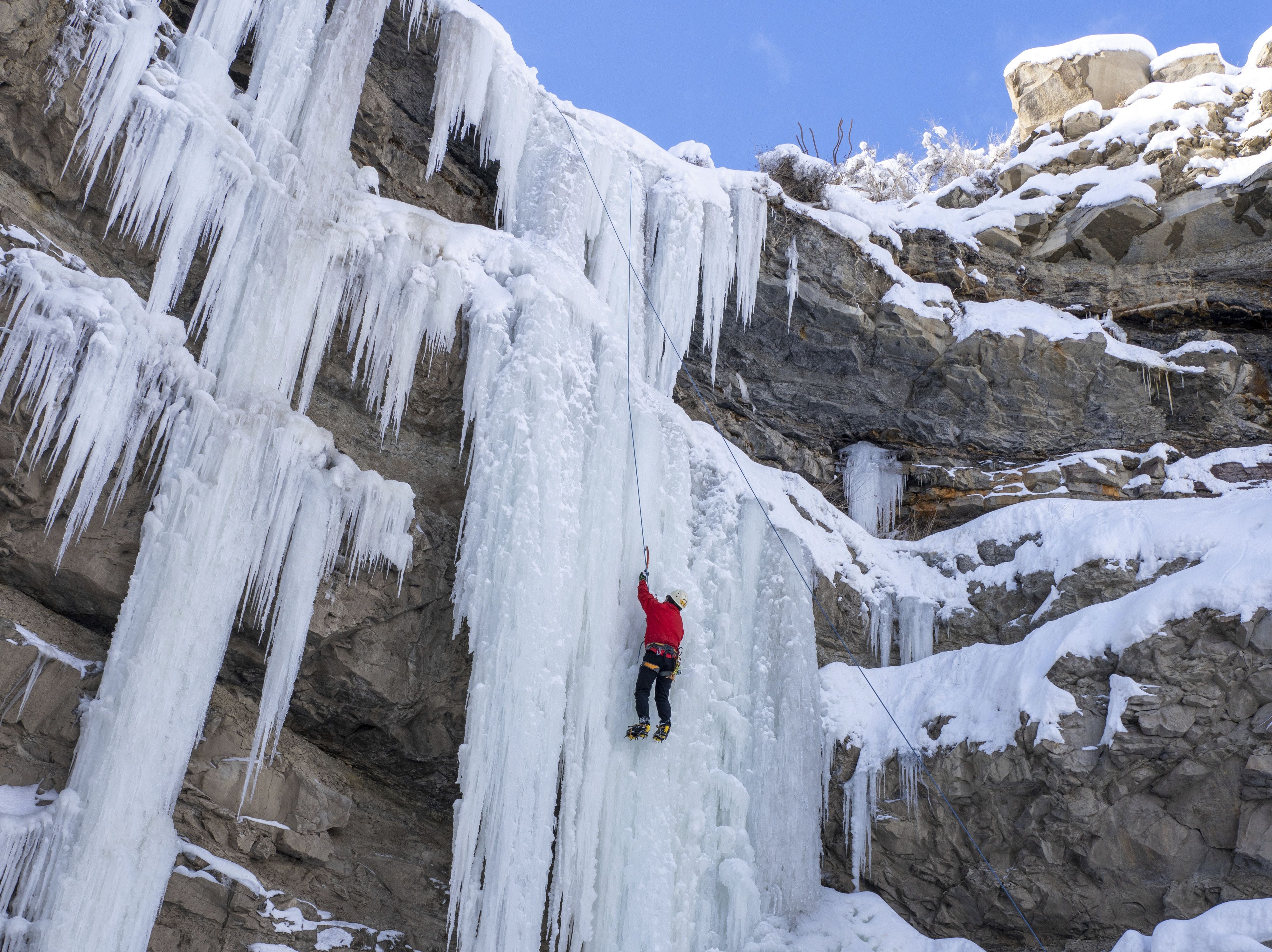 顯圖▲▼ 攀冰者在美國猶他州普萊斯峽谷（Price Canyon）天然冰凍瀑布攀登。（圖／達志影像／美聯社）