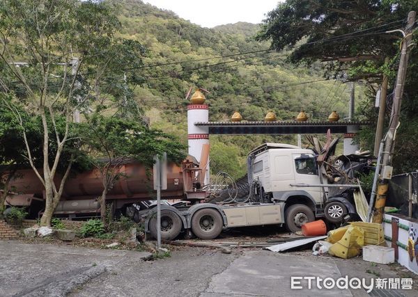 ▲▼屏東南迴公路恐怖事故！35噸半聯結砂石車「煞不住」　小客車慘被撞扁。（圖／記者陳崑福翻攝）