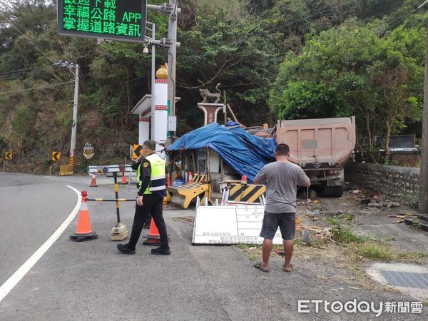 ▲▼屏東南迴公路恐怖事故！35噸半聯結砂石車「煞不住」　小客車慘被撞扁。（圖／記者陳崑福翻攝）