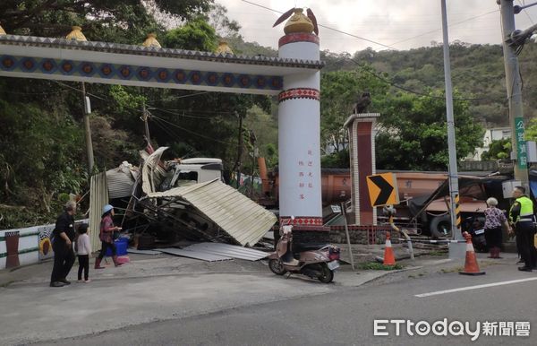 ▲▼屏東南迴公路恐怖事故！35噸半聯結砂石車「煞不住」　小客車慘被撞扁。（圖／記者陳崑福翻攝）