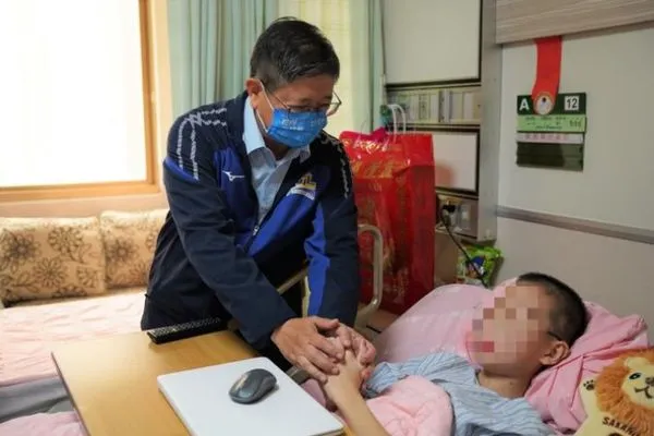 ▲▼新竹縣長楊文科探訪車禍遭截肢的國中生。（圖／新竹縣府）