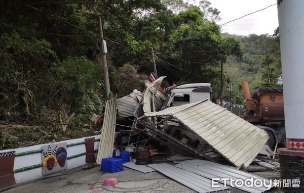 ▲南迴公路草埔路段曳引車掛拖車煞車失靈撞衝路旁             。（圖／記者陳崑福翻攝，下同）