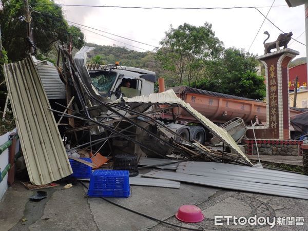 ▲南迴公路草埔路段曳引車掛拖車煞車失靈撞衝路旁             。（圖／記者陳崑福翻攝，下同）