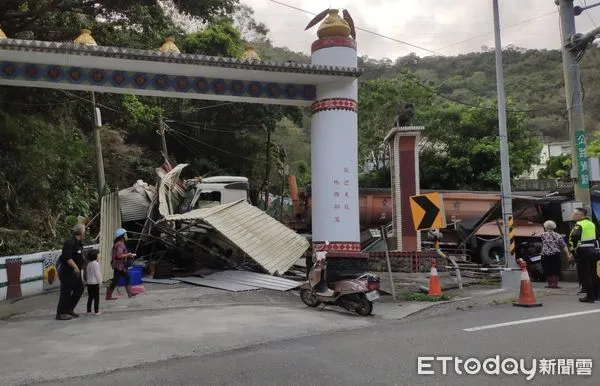 ▲南迴公路草埔路段曳引車掛拖車煞車失靈撞衝路旁             。（圖／記者陳崑福翻攝，下同）