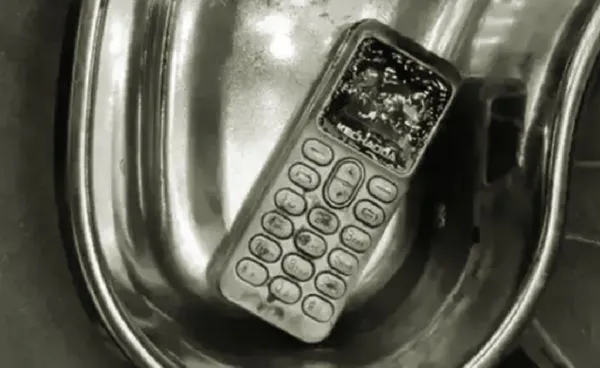 18歲女和兄弟打架緊急就醫　醫動2小時手術「取出一整支手機」。（圖／翻攝自《印度時報》）