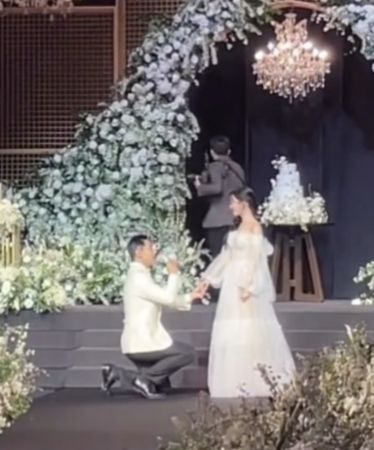 ▲▼李昇基單膝下跪唱《跟我結婚好嗎》。（圖／翻攝自IG）