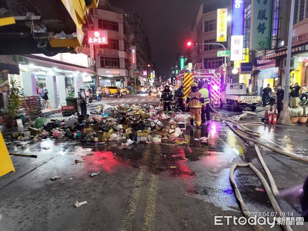 ▲▼高雄發生垃圾車後車斗起火事件。（圖／記者吳奕靖翻攝）