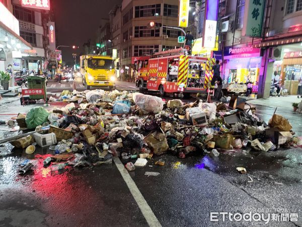 ▲▼高雄發生垃圾車後車斗起火事件。（圖／記者吳奕靖翻攝）