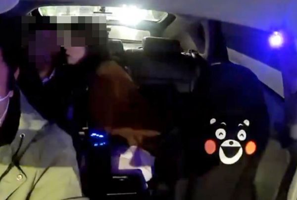 ▲▼情侶搭Uber長髮妹「頭逐漸往下」司機聽聲音傻眼　他表情變化成亮點。（圖／翻攝連登討論區）