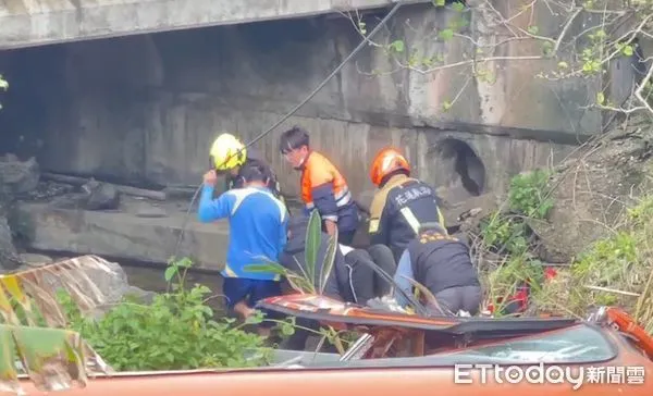 ▲▼台11線嚴重事故，花蓮客運衝下橋，傷亡不明 。（圖／記者柯政誟翻攝）