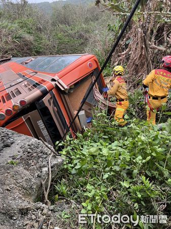 ▲台11線嚴重事故，花蓮客運衝下橋，傷亡不明 。（圖／記者柯政誟翻攝）