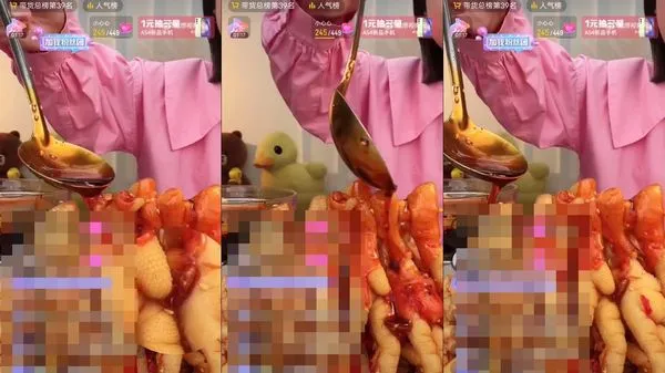 ▲密子君把紅油淋在雞爪上，卻突然冒出蟑螂。（圖／翻攝自密子君微博）