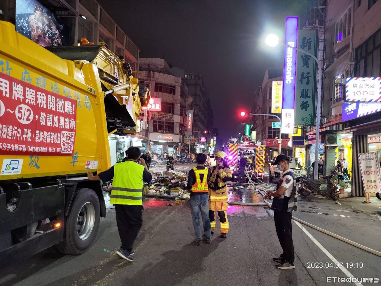 高雄垃圾車後車斗「自燃燒起來」　垃圾急倒大街上滅火 | ETtoday社會新聞 | ETtoday新聞雲