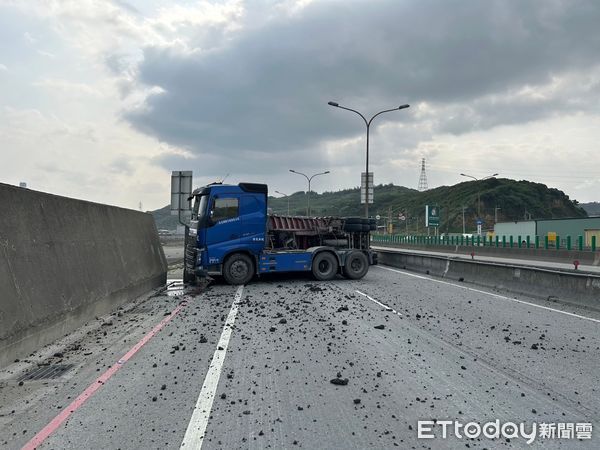 ▲▼砂石車翻覆，台15線目前無法通行。（圖／記者戴上容翻攝）