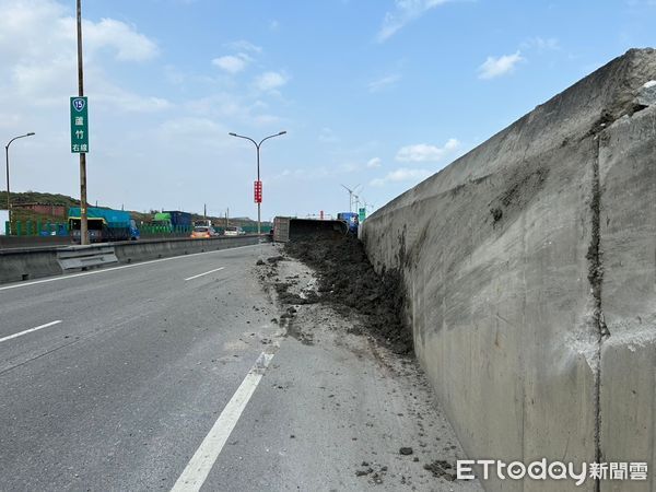 ▲▼砂石車翻覆，台15線目前無法通行。（圖／記者戴上容翻攝）