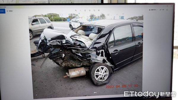 ▲台中清水大貨車疑方向盤失靈，失控撞爛路邊轎車4人受傷送醫。（圖／記者游瓊華翻攝）