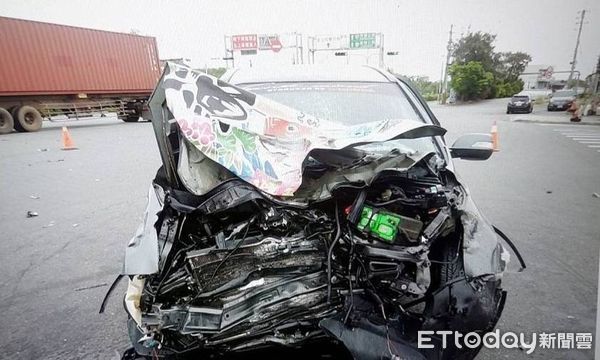 ▲台中清水大貨車疑方向盤失靈，失控撞爛路邊轎車4人受傷送醫。（圖／記者游瓊華翻攝）