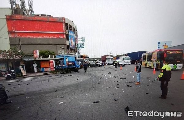 ▲台中清水大貨車疑方向盤失靈，失控撞爛路邊轎車4人受傷送醫。（圖／記者游瓊華翻攝）