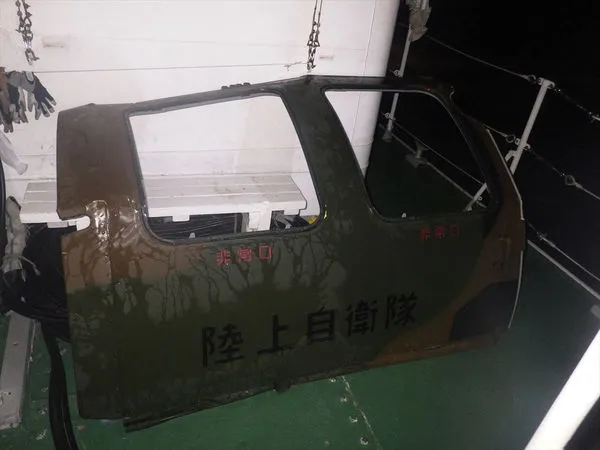 ▲▼日本自衛隊黑鷹直升機6日失事墜海，發現寫有「陸上自衛隊」字樣的機門殘骸。（圖／路透）