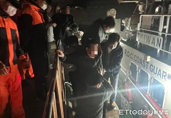 ▲▼東引鄉親頭部外傷  馬祖海巡凌晨跨島後送。（圖／記者林名揚翻攝）