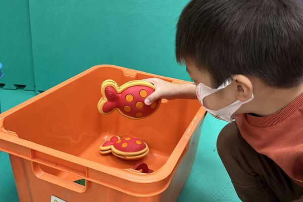 ▲▼引導孩子玩分類帽遊戲，不僅能收拾玩具還能訓練視覺區辨等能力（圖／部立台北醫院提供）