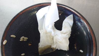 衛生紙丟碗裡！拉麵店發文酸消費者「在家會這樣嗎」　網逆風：方便整理不好嗎