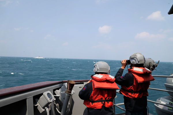 ▼國軍張騫軍艦4月8日監控共艦馬鞍山艦。（圖／國防部提供）