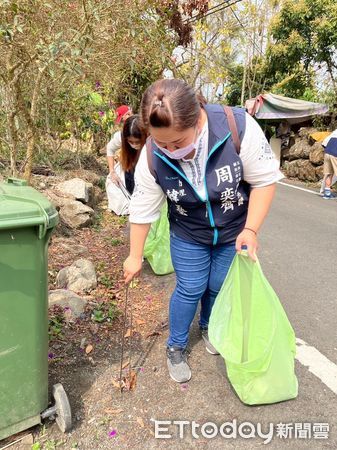 ▲民眾黨台南市黨部聯手無黨籍周奕齊議員團隊，發起「梅嶺淨山趣」活動，計有百人出席淨山行活動，清出20多袋垃圾。（圖／記者林悅翻攝，下同）