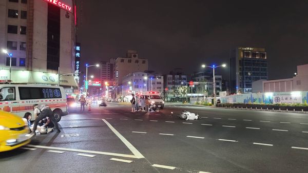 高雄博愛一路、九如二路口車禍。（圖／翻攝《記者爆料網》）