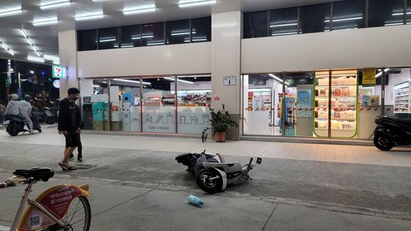 高雄博愛一路、九如二路口車禍。（圖／翻攝《記者爆料網》）