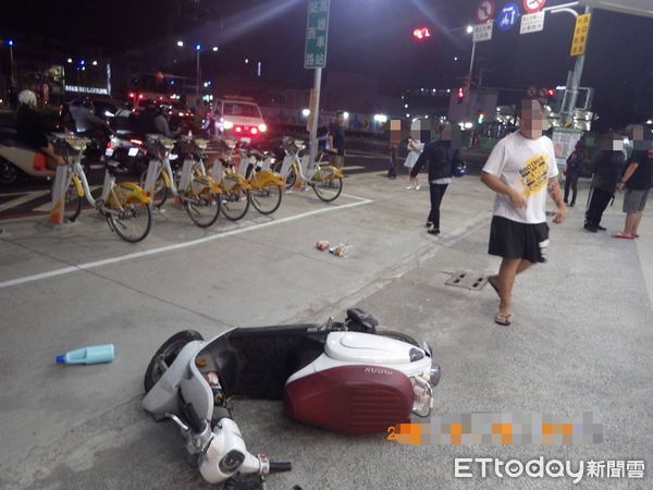 高雄博愛一路、九如二路口車禍。（圖／記者吳奕靖翻攝）