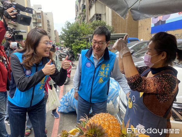 ▲▼費鴻泰拜訪永春市場。（圖／記者黃國霖攝）