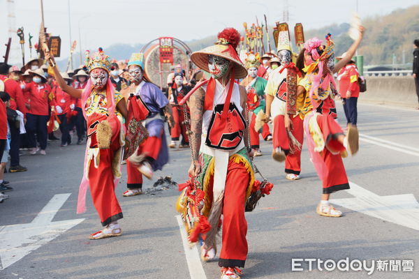 ▲草屯敦和宮、台中玉闕朝仁宮遶境祈福，於烏溪橋熱鬧迎神。（圖／南投縣政府提供，下同）