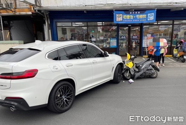 ▲▼機車側撞左轉BMW車頭，釀1死2傷。（圖／記者游芳男翻攝，下同）