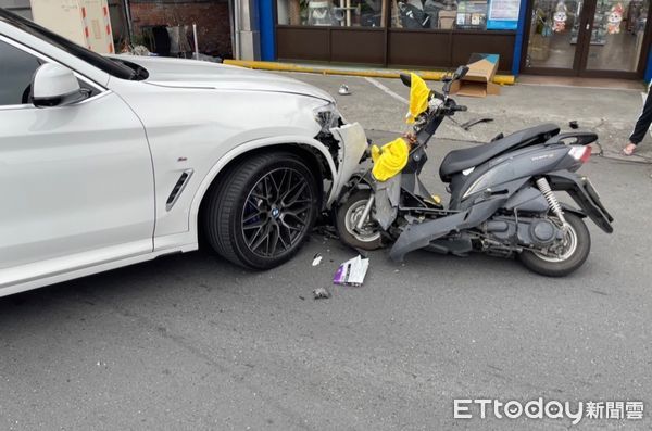 ▲▼機車側撞左轉BMW車頭，釀1死2傷。（圖／記者游芳男翻攝，下同）