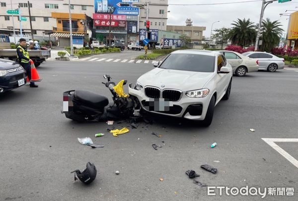 ▲▼機車側撞左轉BMW車頭，釀1死2傷。（圖／記者游芳男翻攝，下同）