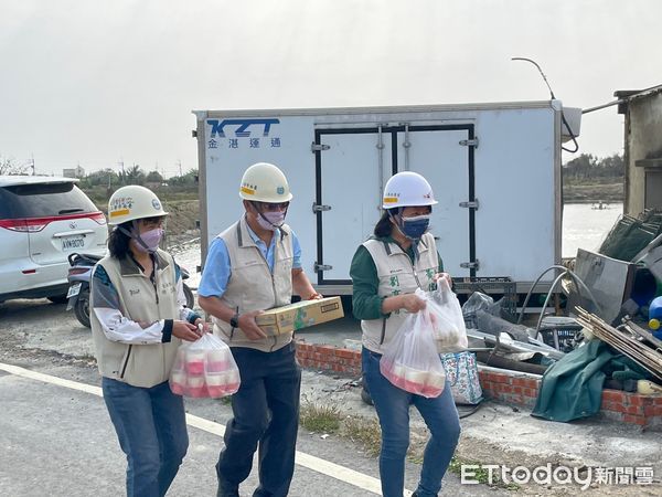 ▲台南做工行善團協助弱勢改善居家環境，市長夫人劉育菁帶著餐點飲品，慰勞進行房屋修繕相關服務的志工團隊，並喜慶第123戶完工入厝。（圖／記者林悅翻攝，下同）