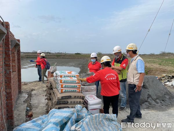 ▲台南做工行善團協助弱勢改善居家環境，市長夫人劉育菁帶著餐點飲品，慰勞進行房屋修繕相關服務的志工團隊，並喜慶第123戶完工入厝。（圖／記者林悅翻攝，下同）