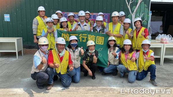 ▲台南做工行善團協助弱勢改善居家環境，市長夫人劉育菁帶著餐點飲品，慰勞進行房屋修繕相關服務的志工團隊，並喜慶第123戶完工入厝。（圖／記者林悅翻攝，下同）