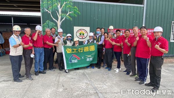 ▲台南做工行善團協助弱勢改善居家環境，市長夫人劉育菁帶著餐點飲品，慰勞進行房屋修繕相關服務的志工團隊，並喜慶第123戶完工入厝。（圖／記者林悅翻攝，下同）