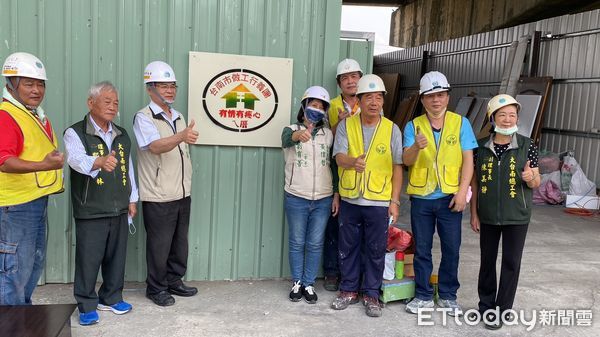 ▲台南做工行善團協助弱勢改善居家環境，市長夫人劉育菁帶著餐點飲品，慰勞進行房屋修繕相關服務的志工團隊，並喜慶第123戶完工入厝。（圖／記者林悅翻攝，下同）