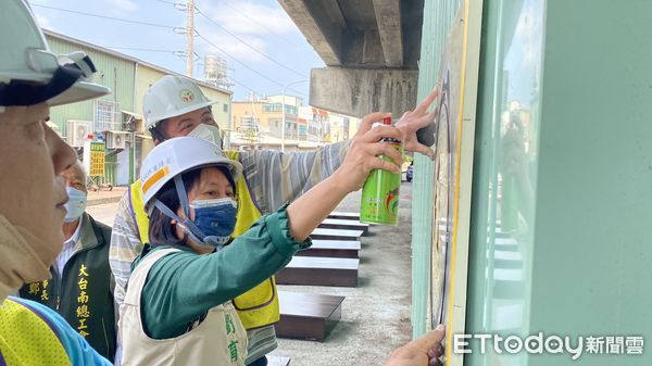 ▲台南做工行善團協助弱勢改善居家環境，市長夫人劉育菁帶著餐點飲品，慰勞進行房屋修繕相關服務的志工團隊，並喜慶第123戶完工入厝。（圖／記者林悅翻攝，下同）