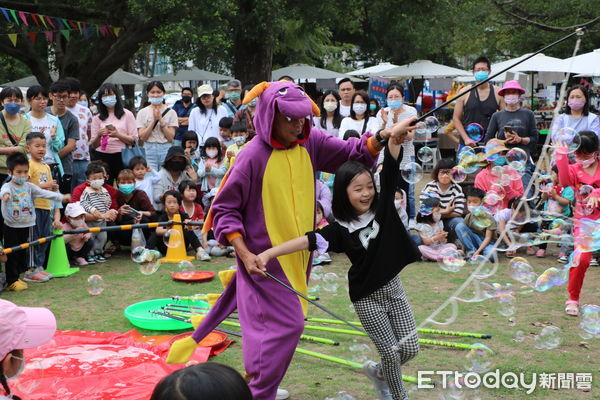 ▲南投市公所於中山公園舉辦「恐龍泡泡秀」，讓大小朋友high翻。（圖／南投市公所提供）