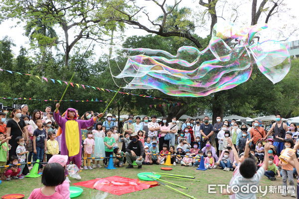 ▲南投市公所於中山公園舉辦「恐龍泡泡秀」，讓大小朋友high翻。（圖／南投市公所提供）