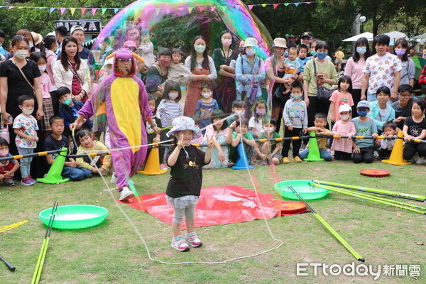 ▲南投市公所於中山公園舉辦「恐龍泡泡秀」，讓大小朋友high翻。（圖／南投市公所提供，下同）