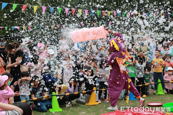 ▲南投市公所於中山公園舉辦「恐龍泡泡秀」，讓大小朋友high翻。（圖／南投市公所提供）