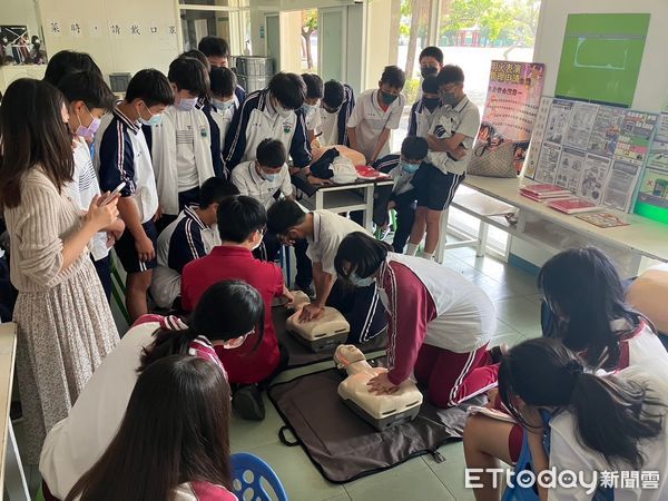 ▲台南市消防局第三大隊西港分隊，上午前往港明高中為師生辦理CPR及防火宣導。（圖／記者林悅翻攝，下同）