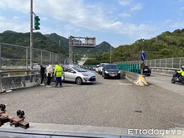 ▲▼新北市台64線快速道路車禍撞飛重機騎士。（圖／記者陳以昇翻攝）