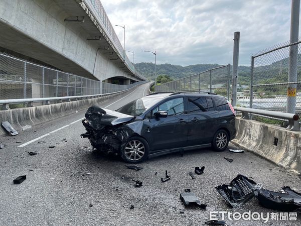 ▲▼新北市台64線快速道路車禍撞飛重機騎士。（圖／記者陳以昇翻攝）